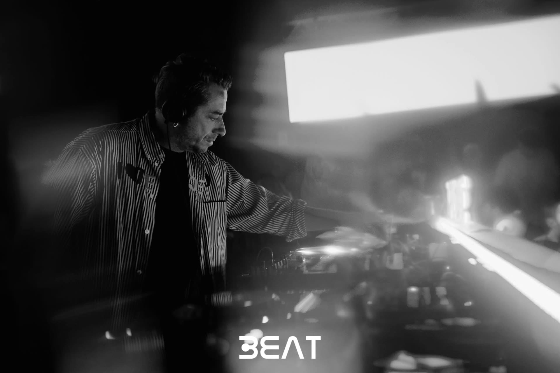 Il DJ al lavoro durante una serata BEAT