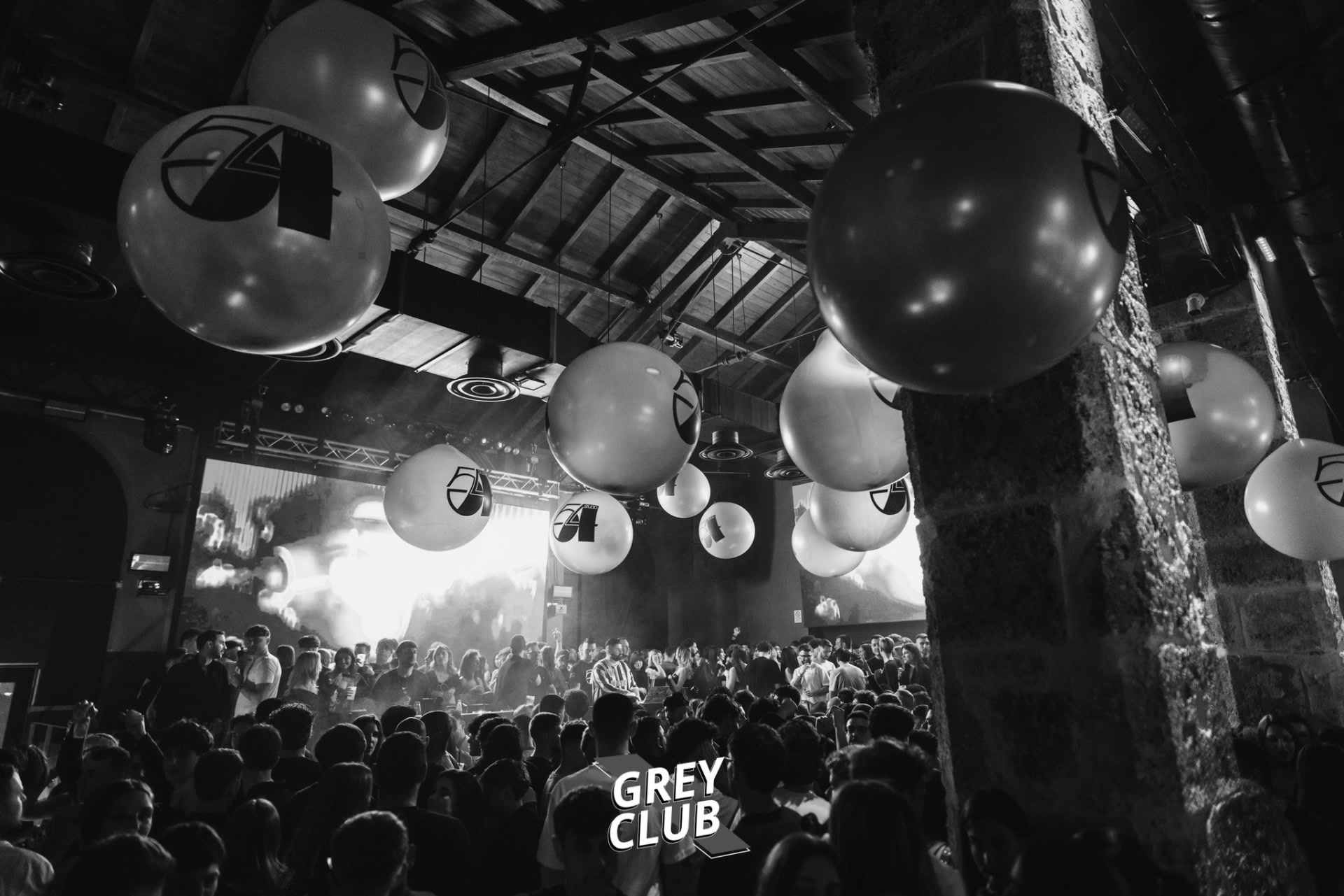 Installazione nella sala del Grey Club