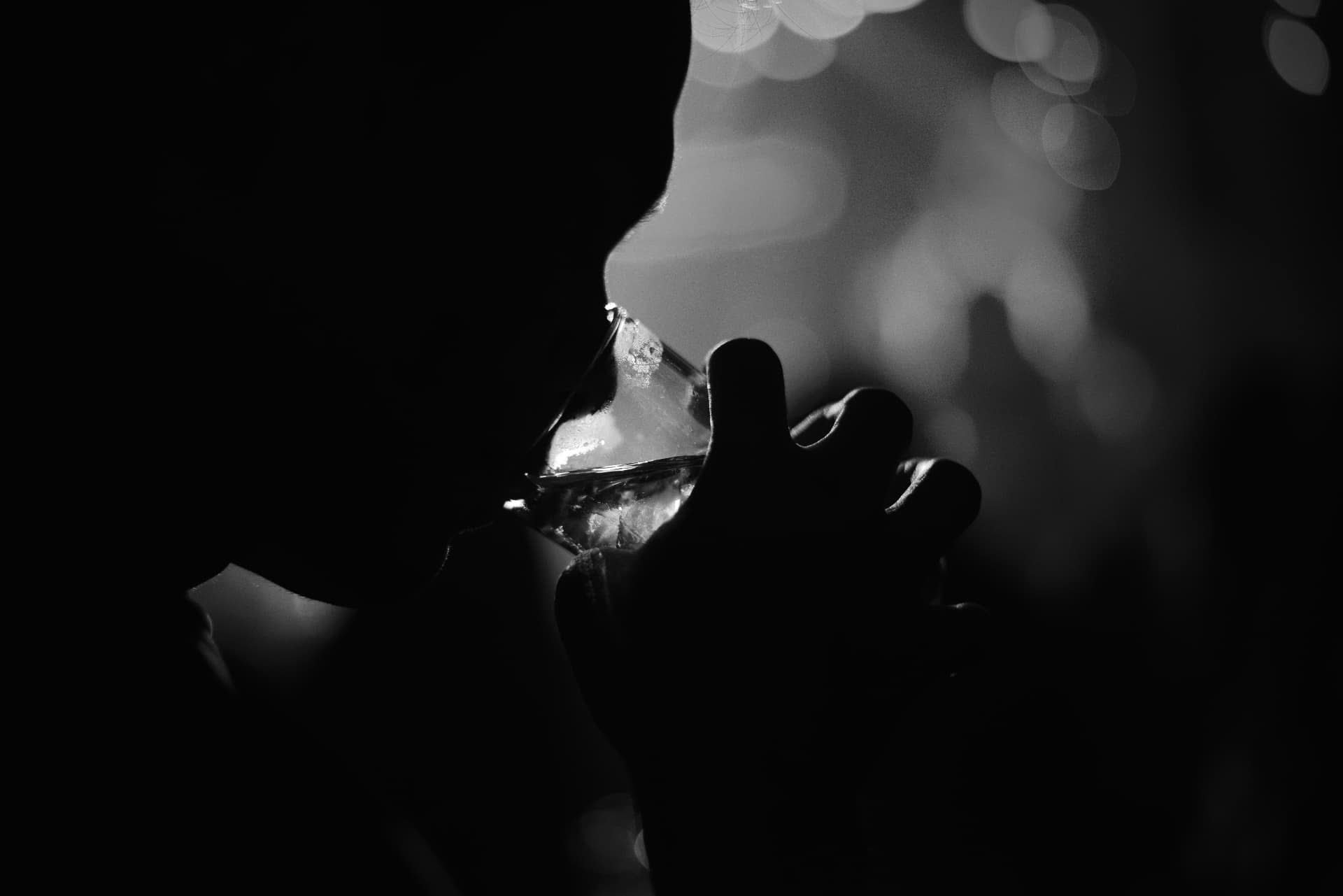 Silhouette che brinda durante un evento al Grey Club