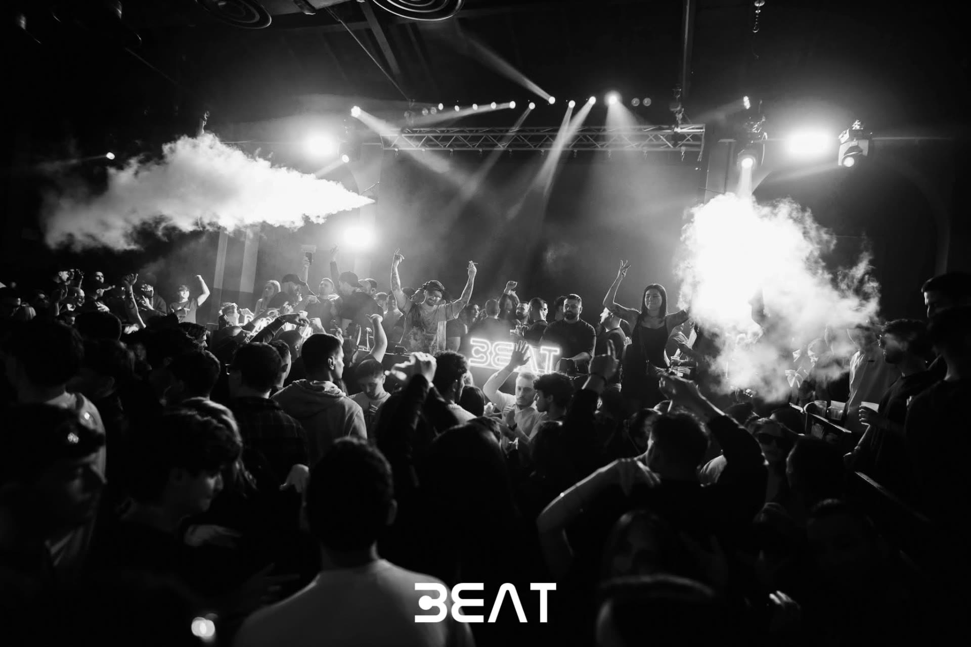 Fumo e luci rosse durante una serata BEAT al Grey Club
