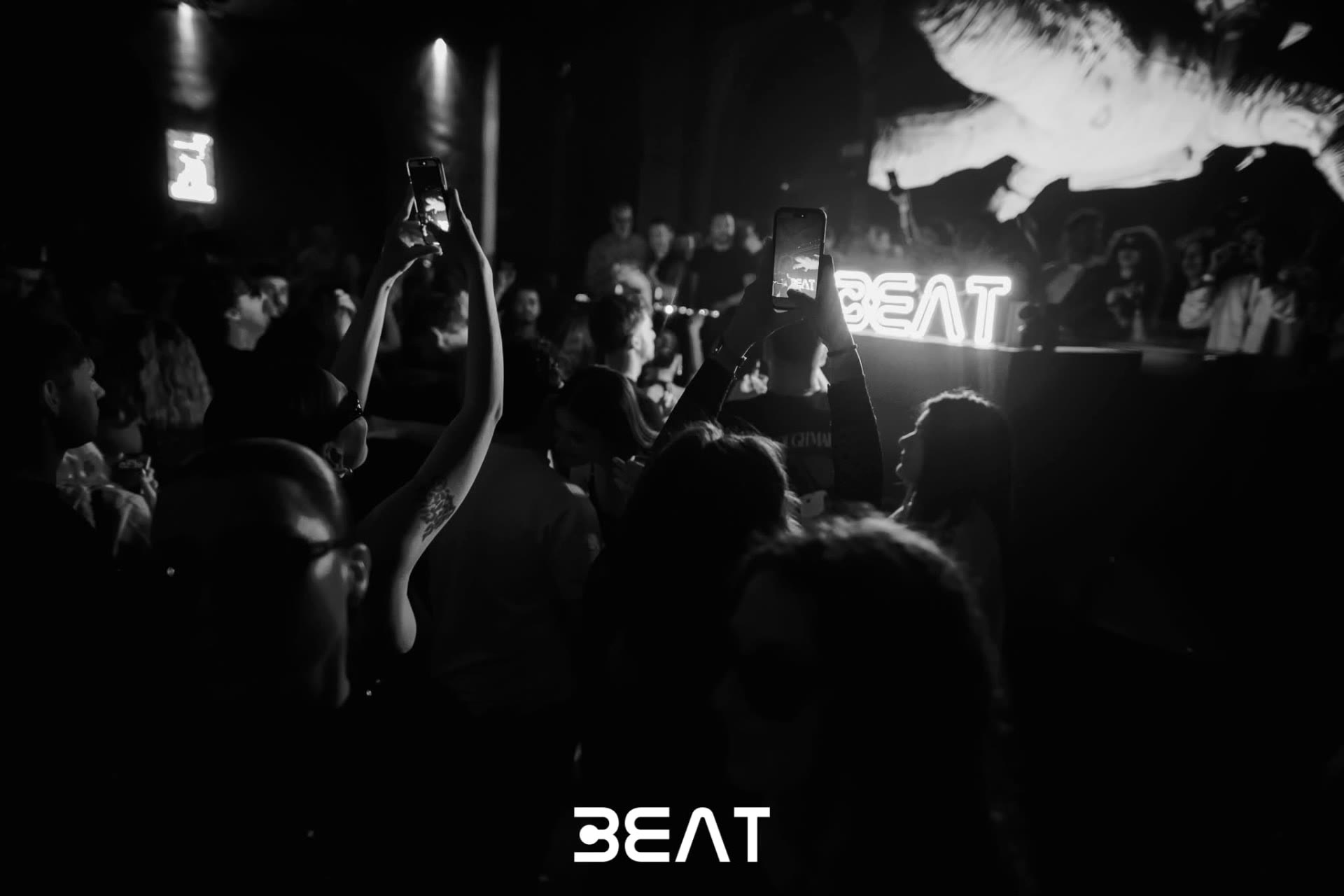 Il pubblico con i telefoni e il neon BEAT