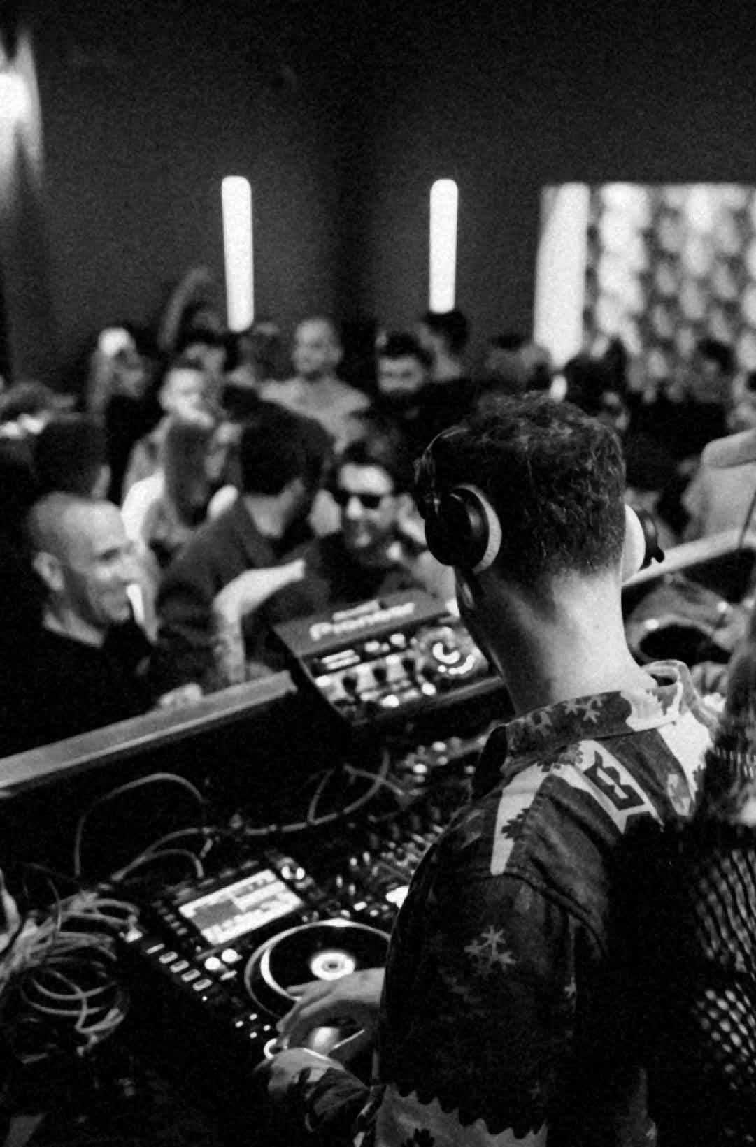 Il DJ al lavoro durante una serata BEAT