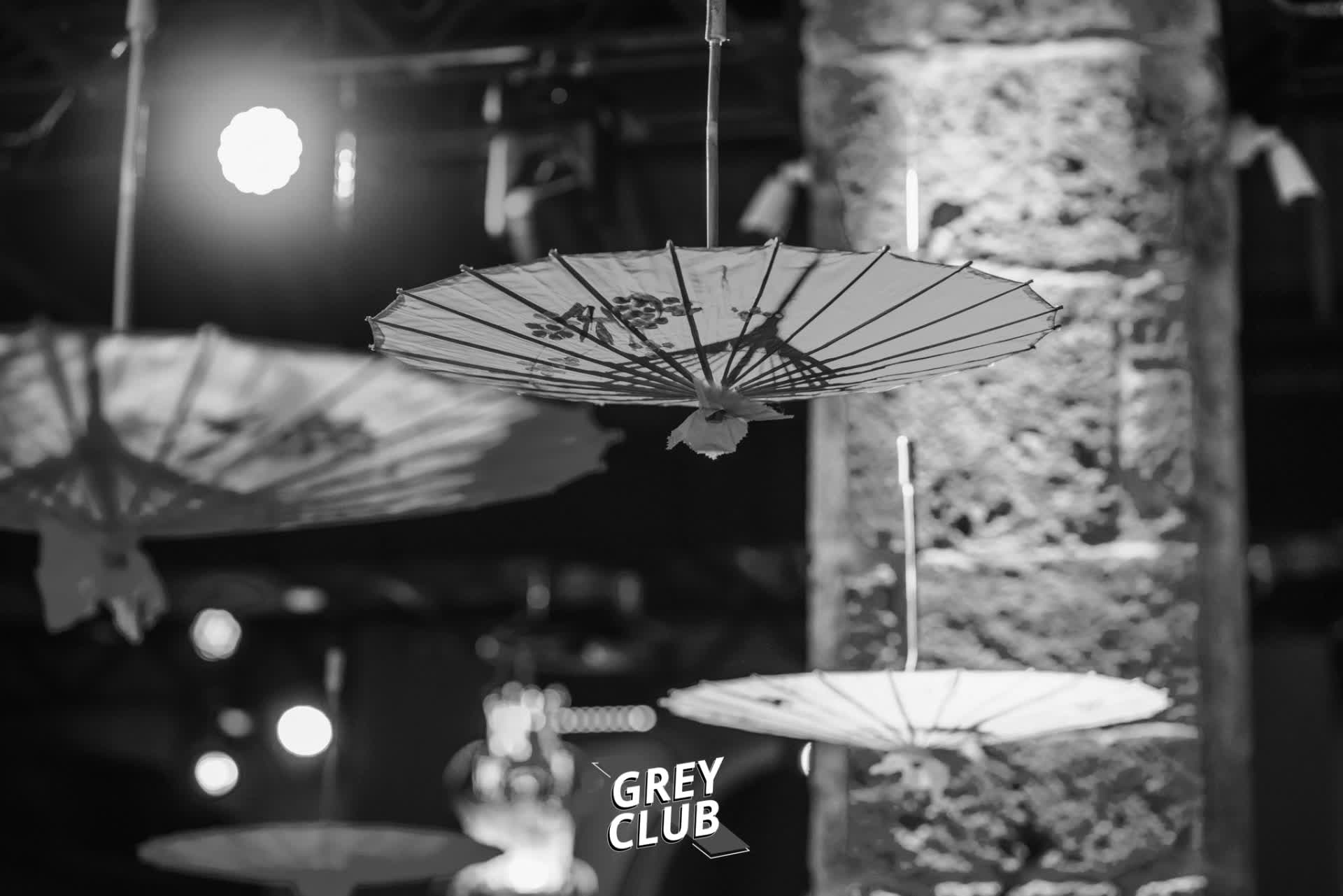 Ombrelloni decorati nella sala del Grey Club