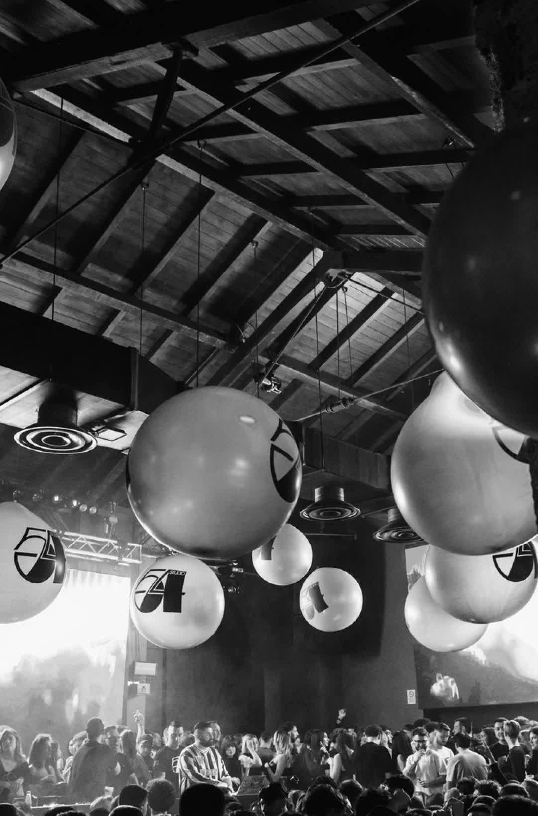 Palloncini sotto le travi in legno del Grey Club