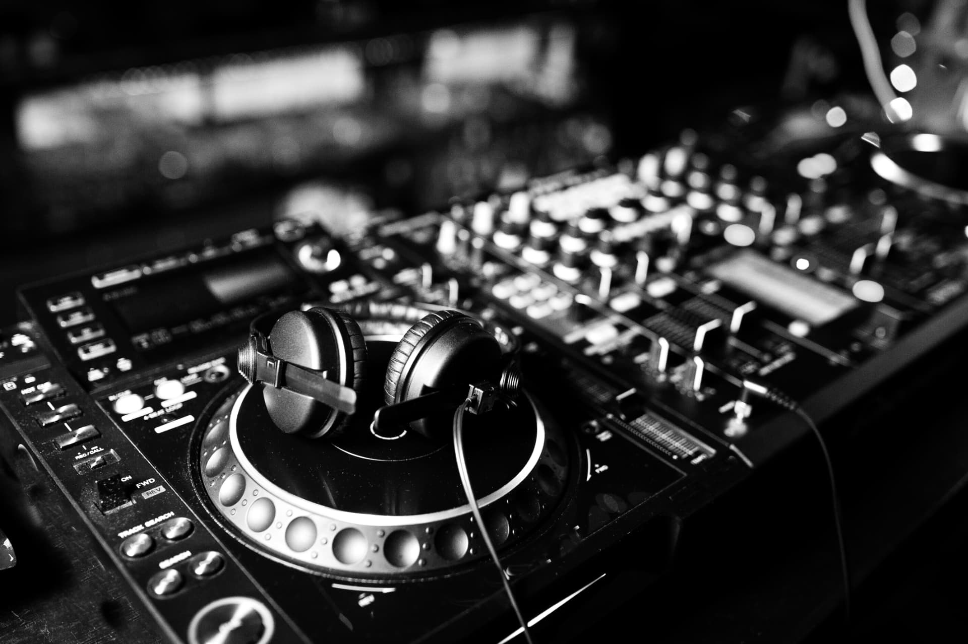 La consolle DJ del Grey Club